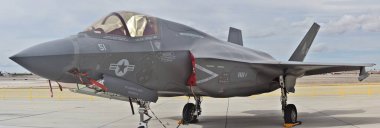 Yuma, ABD - 11 Mart 2023: A Marine Corps F-35B Joint Strike Fighter (Lightning II). Bu STOVL F-35, MCAS Yuma 'ya atanan VMX-1' e ait..