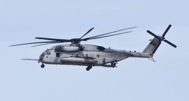 Yuma, ABD - 11 Mart 2023: MCAS Yuma 'da uçan bir Deniz Piyadesi Sikorsky CH-53E Super Stallion.