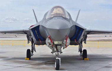 Yuma, ABD - 11 Mart 2023: A Marine Corps F-35B Joint Strike Fighter (Lightning II). Bu STOVL F-35, MCAS Yuma 'ya atanan VMX-1' e ait..