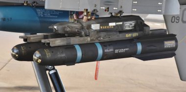 Tucson, AZ, ABD - 25 Mart 2023: Bir çift AGM-114 Hellfire füzesi MQ-9 Reaper İHA 'sına monte edildi.