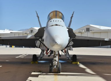 Tucson, AZ, ABD - 25 Mart 2023: ABD Donanması F / A-18 Super Hornet savaş uçağı bir hangara park etti.