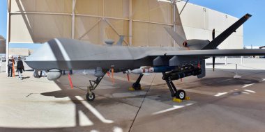 Tucson, AZ, ABD - 25 Mart 2023: Davis-Monthan Hava Üssü 'ndeki bir hangarda Hava Kuvvetleri MQ-9 Reaper uçağı.