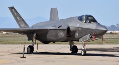 Tucson, AZ, ABD - 25 Mart 2023: Davis-Monthan Hava Üssü 'ndeki bir pistte ABD Hava Kuvvetleri F-35 Joint Fighter (Lightning II).