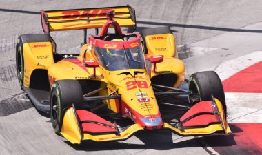 Long Beach, CA - 15 Nisan 2023: IndyCar sürücüsü Romain Grosjean Andretti Autosport 'un No. 28 DHL Honda.