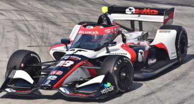 Long Beach, CA - 15 Nisan 2023: IndyCar sürücüsü David Malukas Dale Coyne Racing 'in No. 18 araba..