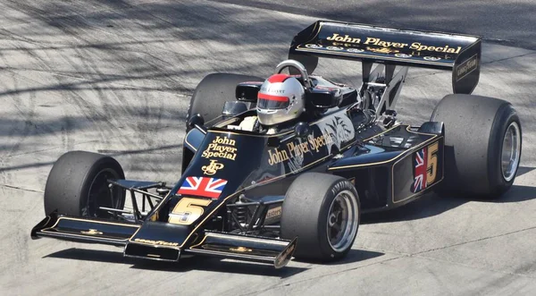 加利福尼亚州长滩 2023年4月15日 由马里奥 安德里蒂驾驶的Lotus John Player Special 在1976年F1赛季的长滩大奖赛上亮相 免版税图库照片
