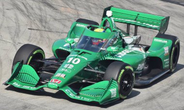 Long Beach, CA - 15 Nisan 2023: IndyCar sürücüsü Alex Palou Chip Ganassi Racing 'in No. 10 araba..
