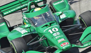 Long Beach, CA - 15 Nisan 2023: IndyCar sürücüsü Alex Palou Chip Ganassi Racing 'in No. 10 araba..