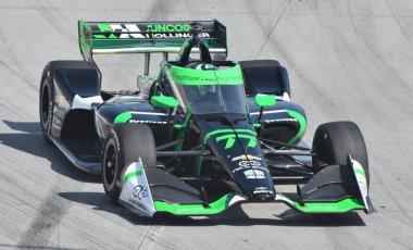 Long Beach, CA - 15 Nisan 2023: IndyCar sürücüsü Callum Ilott Juncos Hollinger Racing 'in No. 77 araba..