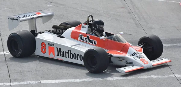 加利福尼亚州长滩 2023年4月15日 在1980年F1赛季阿兰 普罗斯特驾驶的M30迈凯轮在长滩大奖赛上的比赛 图库图片