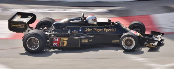 加利福尼亚州长滩 2023年4月15日 由马里奥 安德里蒂驾驶的Lotus John Player Special 在1976年F1赛季的长滩大奖赛上亮相 图库照片