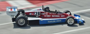 Long Beach, CA - 15 Nisan 2023: The Penske PC4 at the Long Beach Grand Prix, drive by John Watson in the 1976 F1 season.