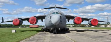 Dayton, OH, ABD - 10 Mayıs 2024: Wright-Patterson Hava Üssü pistindeki ABD Hava Kuvvetleri C-17 Globemaster III kargo uçağı.