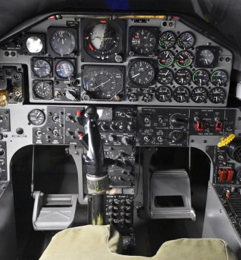 Dayton, OH, ABD - 10 Mayıs 2024 ABD Hava Kuvvetleri T-38 Talon 'un kokpiti. Talon iki koltuklu, çift motorlu süpersonik jet eğitmeni..