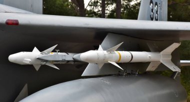 Valparaiso, FL, ABD - 13 Kasım 2024: Bir F-15 jet uçağına bir çift AIM-9 Sidewinder füzesi. Yan Yumruk, köpek dövüşü için tasarlanmış bir havadan havaya füzedir..