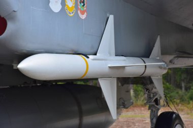 Valparaiso, FL, ABD - 13 Kasım 2024: ABD askeri AGM-88 HARM (Yüksek hızlı Anti-Radyasyon Füzesi). HARM, havadan karaya taktiksel bir anti-radyasyon füzesidir. Karadan havaya radar sistemlerine ev sahipliği yapması için tasarlanmıştır.. 