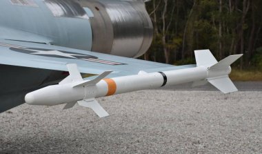 Valparaiso, FL, ABD - 13 Kasım 2024: Bir jet uçağına AIM-9 Sidewinder füzesi. Yan Yumruk, köpek dövüşü için tasarlanmış bir havadan havaya füzedir..