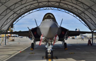 Pensacola, Fl, Amerika Birleşik Devletleri - 11 Kasım 2016: A ABD Hava Kuvvetleri F-35 Joint Strike Fighter (Lightning II) jet bir hangarda. Bu F-35 33 avcı kanat Eglin Hava Üssü'atanır.