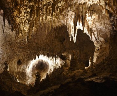 Carlsbad Mağaraları Ulusal Parkı, New Mexico Büyük Odası 'nda sarkıt ve dikitlerin mağara oluşumu