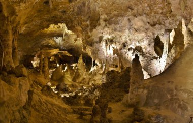 Carlsbad Mağaraları Ulusal Parkı, New Mexico Büyük Odası 'nda sarkıt ve dikitlerin mağara oluşumu