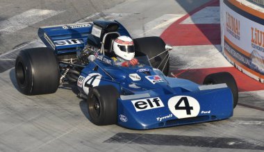 Long Beach, CA - 15 Nisan 2023: The Tyrrell 003 at the Long Beach Grand Prix, drive by Jackie Stewart in the 1971 and 1972 F1 season.
