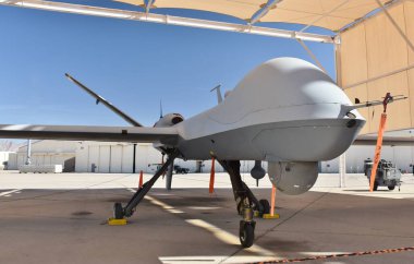 Tucson, AZ, ABD - 22 Mart 2025: Davis-Monthan Hava Üssü 'ndeki bir hangarda Hava Kuvvetleri MQ-9 Reaper uçağı.