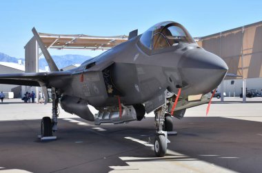 Tucson, AZ, ABD - 22 Mart 2025: Davis-Monthan Hava Üssü 'ndeki bir hangarda ABD Hava Kuvvetleri F-35 Joint Fighter (Lightning II).