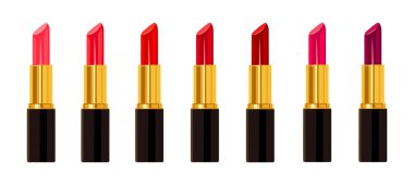 Beyaz arka planda izole edilmiş farklı tonlarda ruj izi. Pembe, kırmızı ve fuşya rujunun tonları altın kaplamalı siyah bir tüp içinde. Yedi ruj seti. Vektör illüstrasyonu.