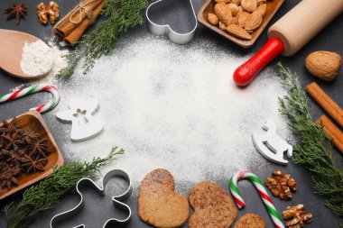 Tarçınlı kurabiyeler, kurabiye kesiciler, baston şekerler, baharatlar ve Noel süslemeleri. Düz yat, boşluğu kopyala