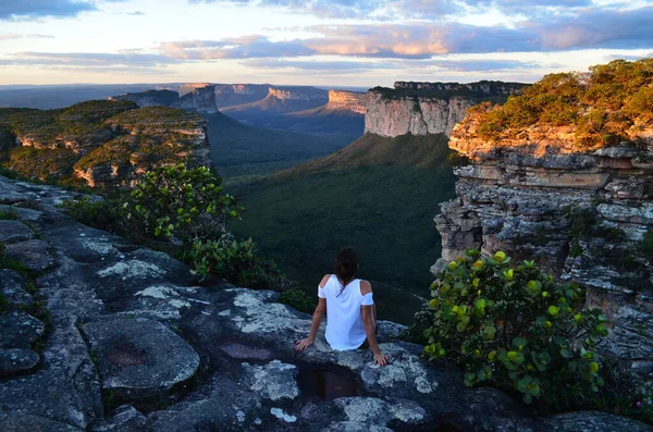 Brezilya, Chapada Diamantina 'nın inanılmaz manzarası, rahatlatıcı bir kadın tarafından takdir ediliyor.