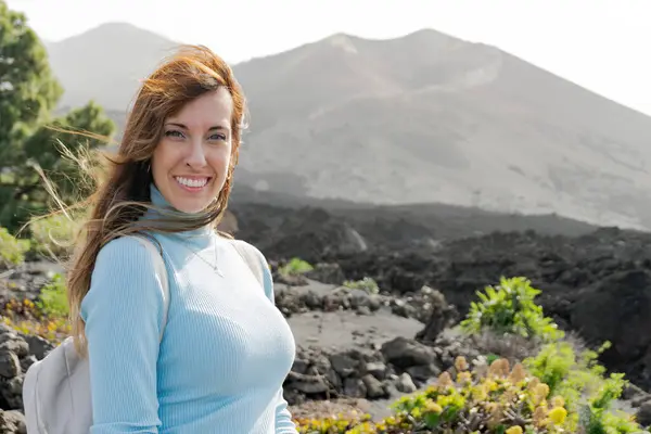 Backpacker Woman Smiles Looking Camera Tajogaite Volcano Volcano Seen Out — Stock Photo, Image