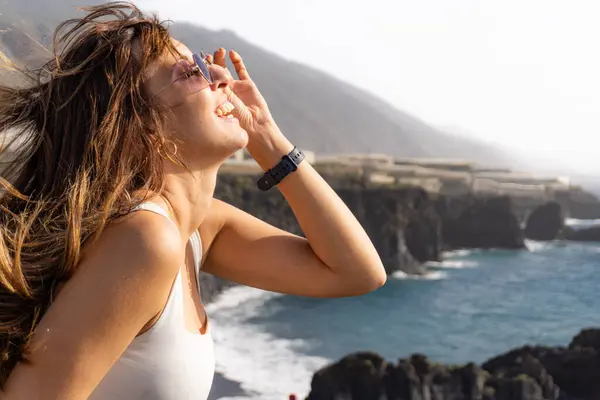Woman Smiling Holding Her Sunglasses Facing Sun Wind Viewpoint Beach — Stock Photo, Image