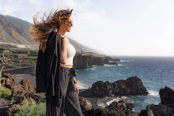 Woman Poses Sunglasses Jacket Hair Blown Wind Some Cliffs Front — Stock Photo, Image