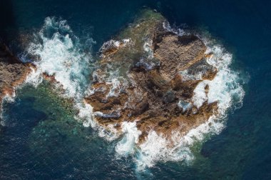 La Palma, Kanarya Adaları 'ndaki kayalıklara çarpan dalgaların insansız hava aracı görüntüsü.