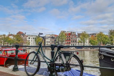 Amsterdam, Hollanda. Ekim 2022. Amsterdam 'daki sayısız kanallardan biri. Bisiklet ana ulaşım biçimidir. Yüksek kalite fotoğraf