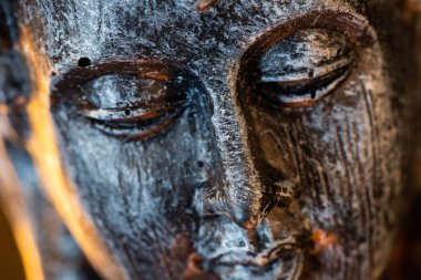 Hollanda 'da. Ekim 2022. Buda heykeli sakin bir duruş içinde. Shakyamuni Buddha üç dünya dininden biri olan ruhani bir öğretmendir. Yüksek kalite fotoğraf