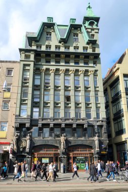 Amsterdam, Hollanda. Eylül 2022. Damrak 'ta restore edilen eski evlerden biri. Yüksek kalite fotoğraf