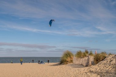 Texel, Hollanda. Ekim 2022. Texel sahilindeki uçurtmacılar. Yüksek kalite fotoğraf