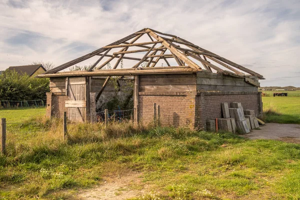 Texel, Hollanda. Ekim 2022. Texel 'de eski, yarı çökmüş bir ahır. Yüksek kalite fotoğraf