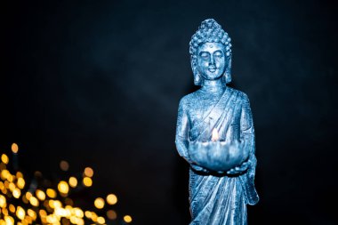 Hollanda 'da. Ekim 2022. Buda heykeli sakin bir duruş içinde. Shakyamuni Buddha üç dünya dininden biri olan ruhani bir öğretmendir. Yüksek kalite fotoğraf