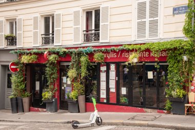 Paris, Fransa. Ağustos 2022. Montmartre 'deki Bistrot, Paris' in en hareketli ve popüler bölgelerinden biri, Fransız başkenti. Yüksek kalite fotoğraf