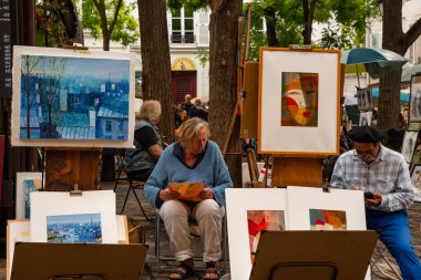 Paris, Fransa. Ağustos 2022. Paris 'teki Place du Tertre' deki ressamlar. Yüksek kalite fotoğraf