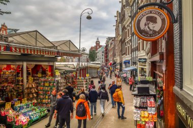 Amsterdam, Hollanda. Ekim 2022. Amsterdam 'daki yüzen çiçek pazarı. Yüksek kalite fotoğraf