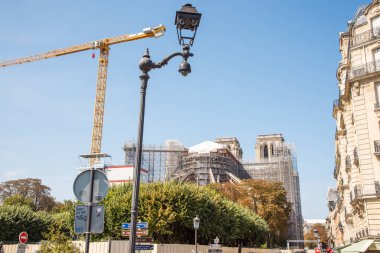 Paris, Fransa. Ağustos 2022. Paris 'teki Notre Dame Katedrali' nin onarımı. Yüksek kalite fotoğraf