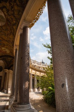 Paris, Fransa. Ağustos 2022. Paris 'teki Petit Palais' in avlusu ve sütunları. Yüksek kalite fotoğraf