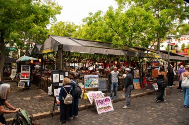 Paris, Fransa. Ağustos 2022. Paris 'teki Place du Tertre' deki ressamlar. Yüksek kalite fotoğraf