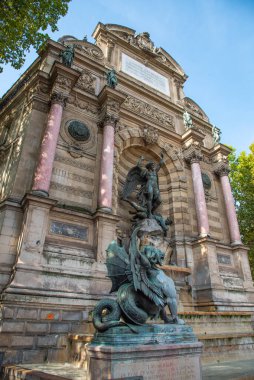 Paris, Fransa. Ağustos 2022. Saint-Michel Çeşmesi, 1860 'da açılışı yapılan Başmelek Michael' ın, kimeralarla çevrili zafer kemeriyle Şeytanı katletmesini temsil eder. Yüksek kalite fotoğraf