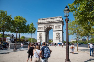 Paris, Fransa. Ağustos 2022. Paris 'teki Place dEtoile' deki Zafer Takı. Yüksek kalite fotoğraf