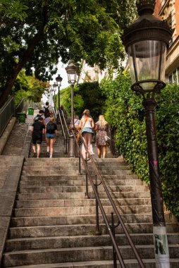 Paris, Fransa. Ağustos 2022. Paris 'teki Sacre Coeur Bazilikası' na çıkan merdivenlere bakın. Yüksek kalite fotoğraf