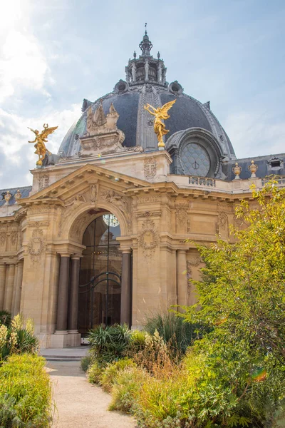 Paris, Fransa. Ağustos 2022. Paris 'teki Petit Palais' in avlusu ve sütunları. Yüksek kalite fotoğraf